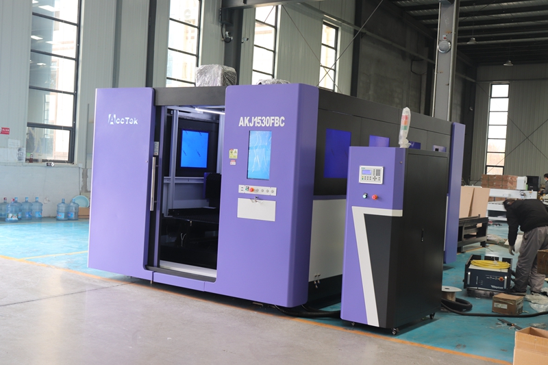 Industrial 3015 6000 watt Fibe - огляд і ціна Industrial Fiber Laser Cutting Machine